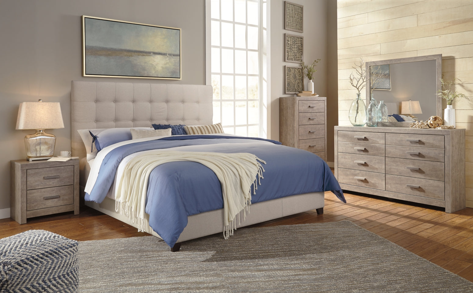 Dolante Queen Upholstered Bed