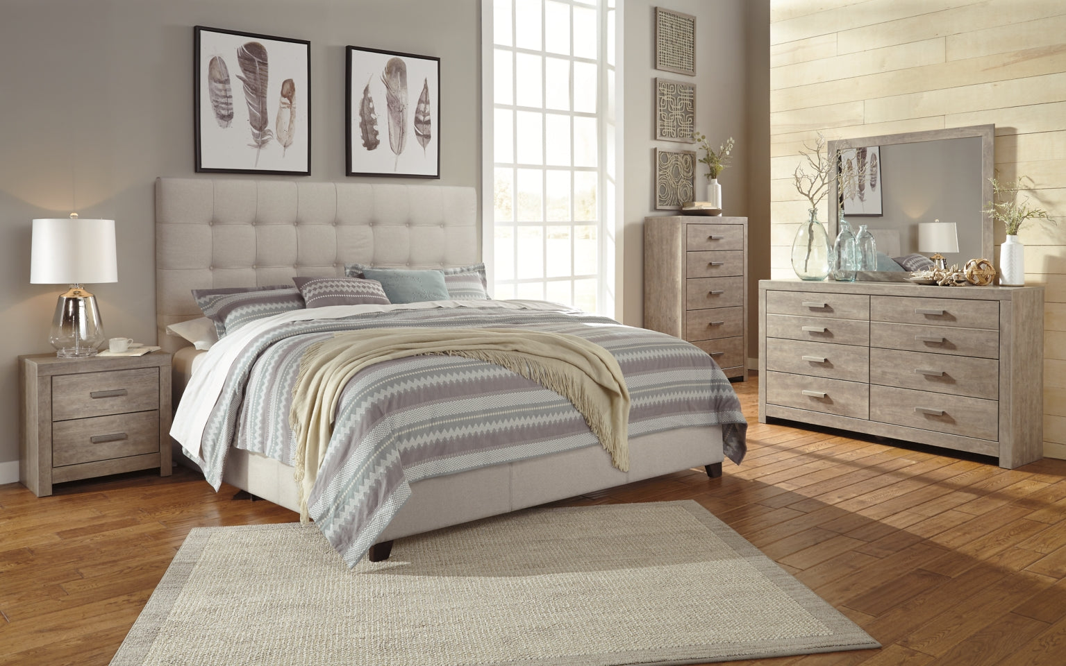 Dolante Queen Upholstered Bed