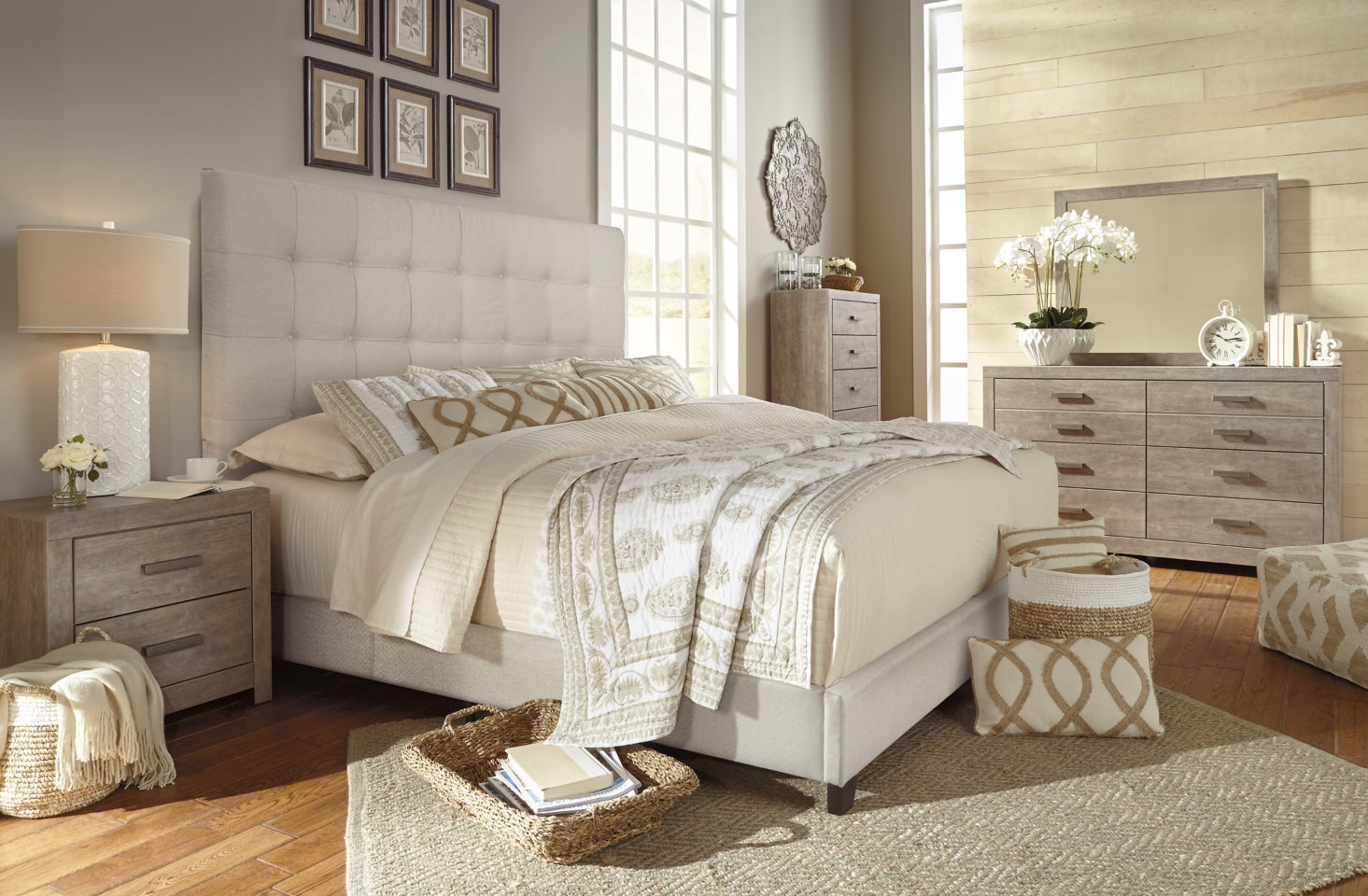 Dolante Queen Upholstered Bed