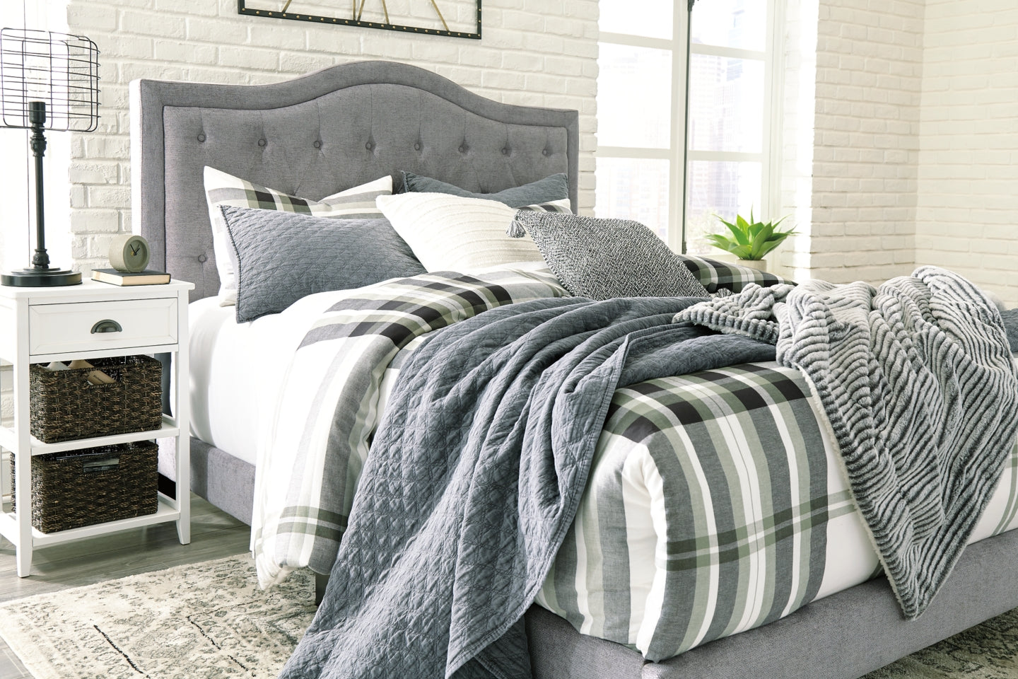 Jerary Queen Upholstered Bed