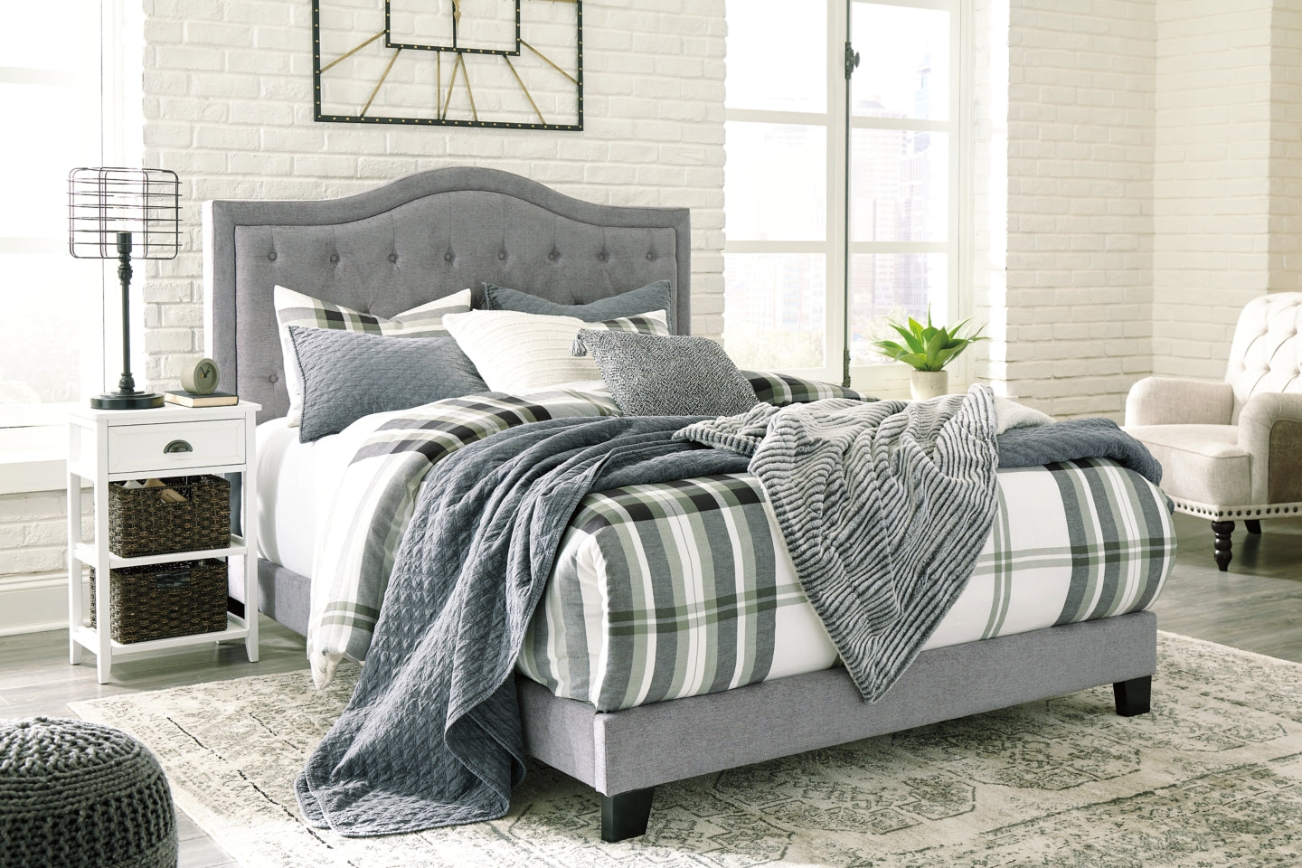 Jerary Queen Upholstered Bed