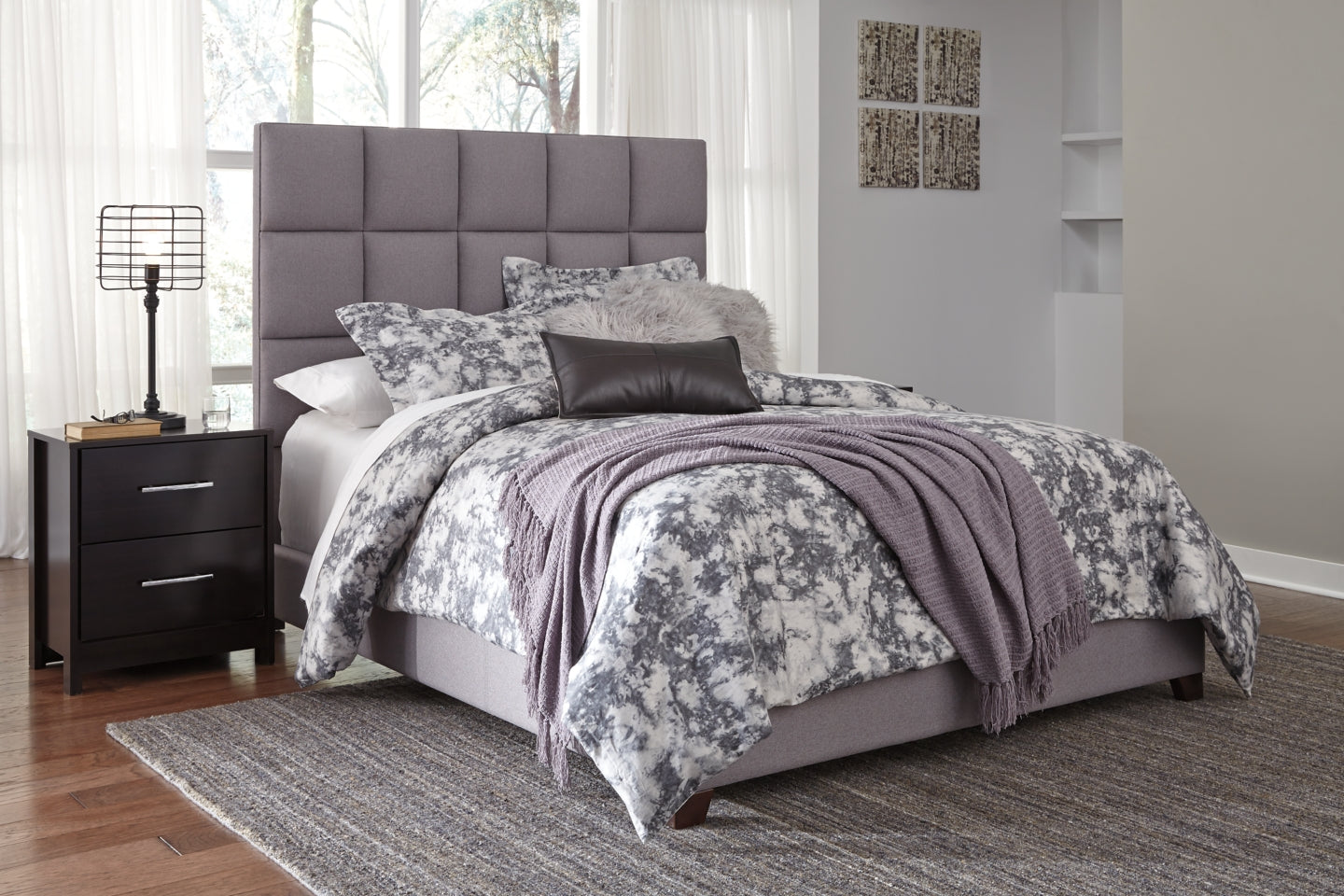 Dolante Queen Upholstered Bed