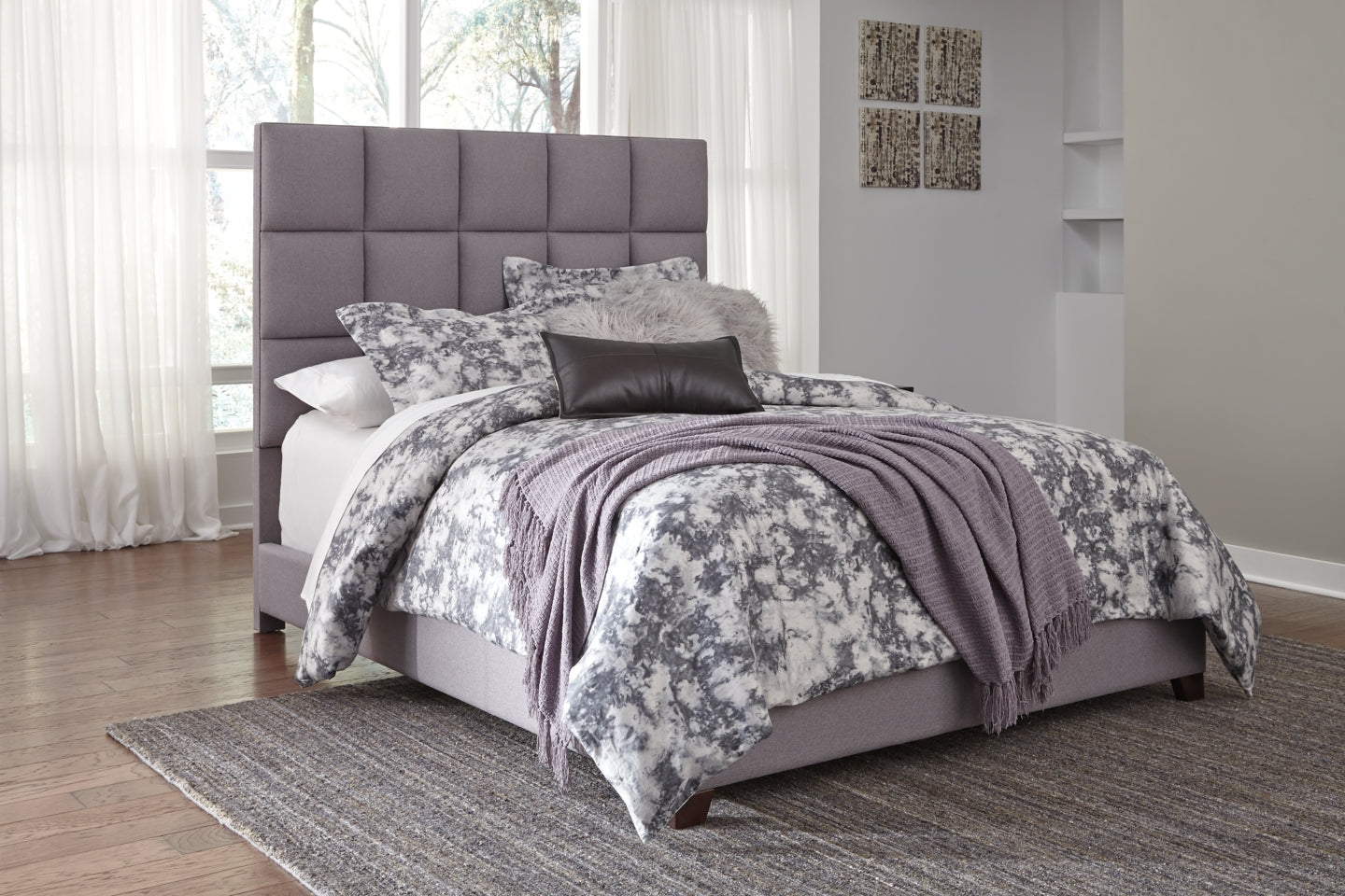 Dolante Queen Upholstered Bed