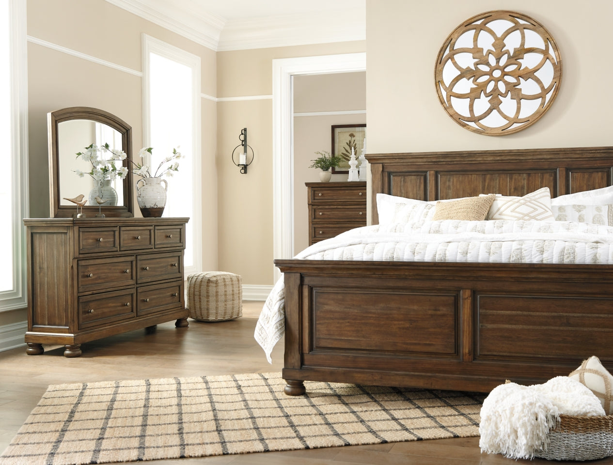 Flynnter Queen Panel Bed