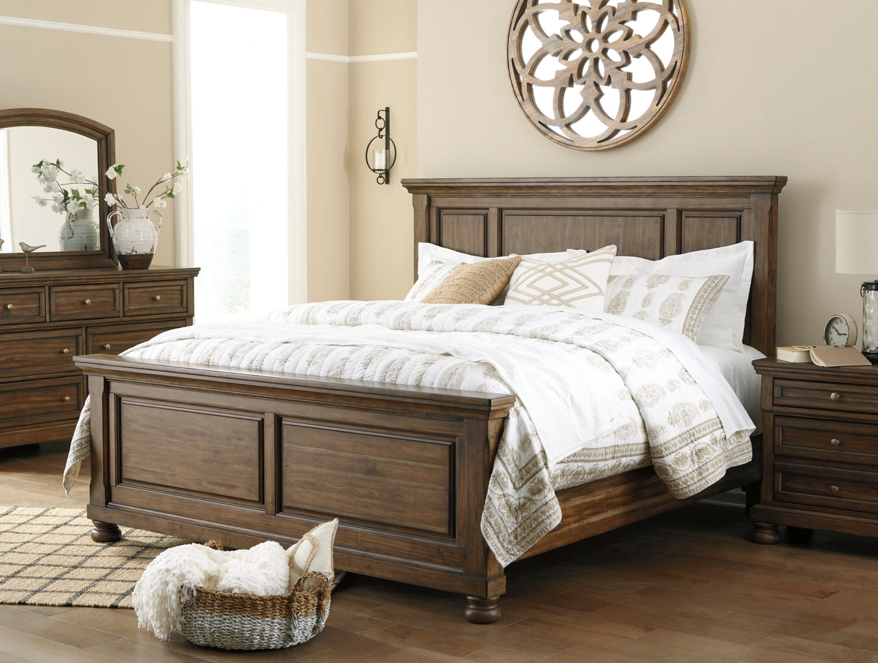 Flynnter Queen Panel Bed